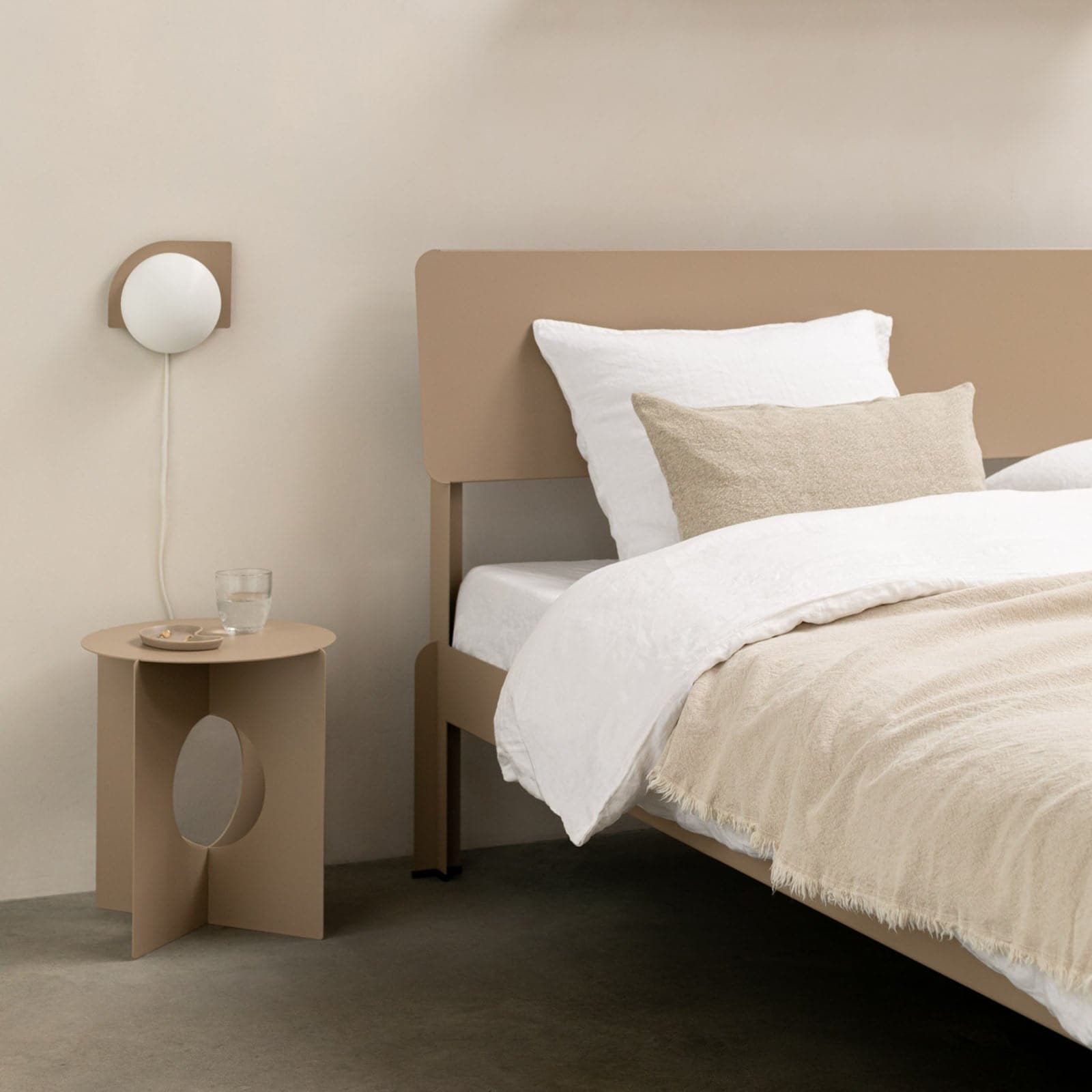 bedframe 03 met nachtlampje en side table - robuust amsterdam