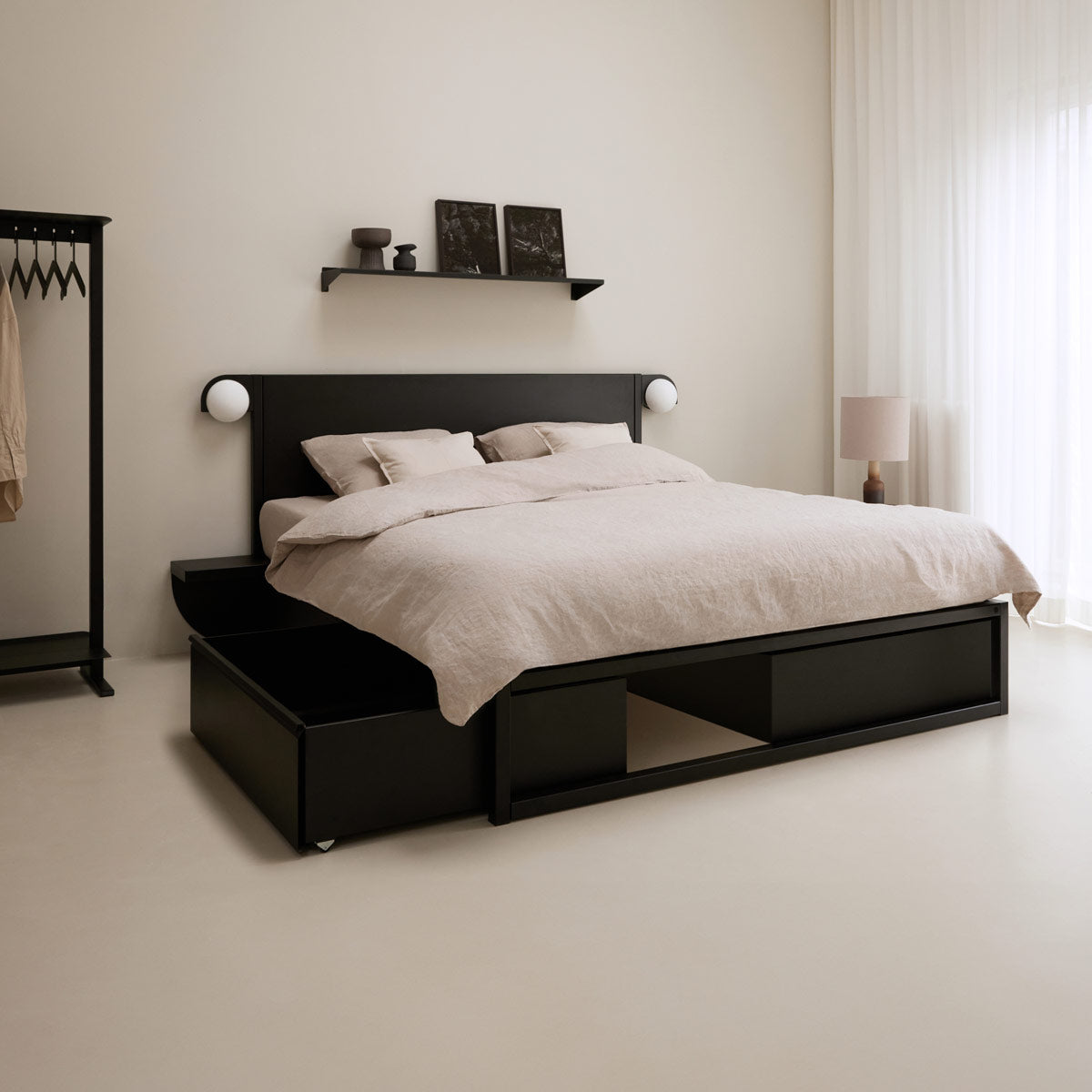 Zwarte bed lades bij bedframe 01 van Robuust Amsterdam