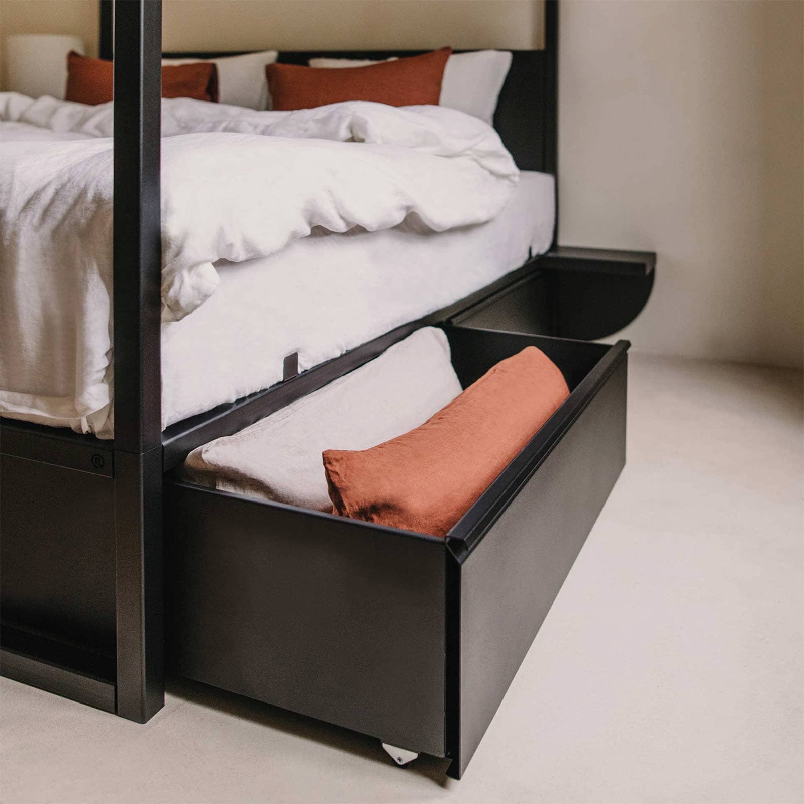 Afbeelding sfeerbeeld lades / drawers Bedframe °01 + board + drawers in black/zwart met add on