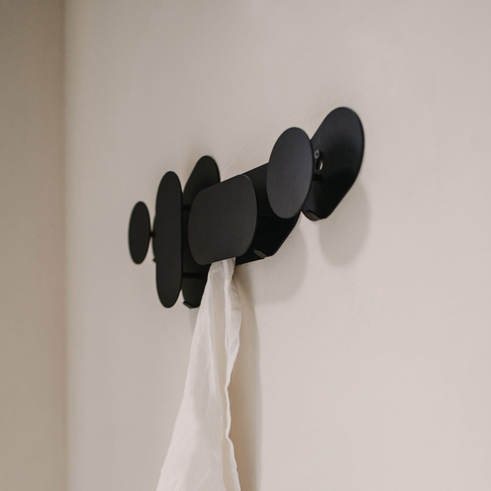 Afbeelding zijaanzicht stalen kapstok Coat Rack °01 in Black / Zwart